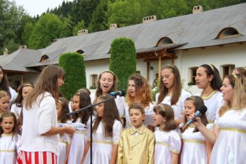 Credincioșii și preoții prezenți la hramul Mănăstirii Putna, îndemnați să se roage pentru încetarea războiului din Siria