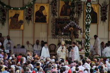 Credincioșii și preoții prezenți la hramul Mănăstirii Putna, îndemnați să se roage pentru încetarea războiului din Siria