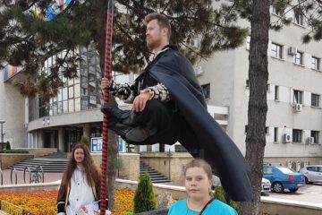Statuie levitantă în fața Primăriei Suceava