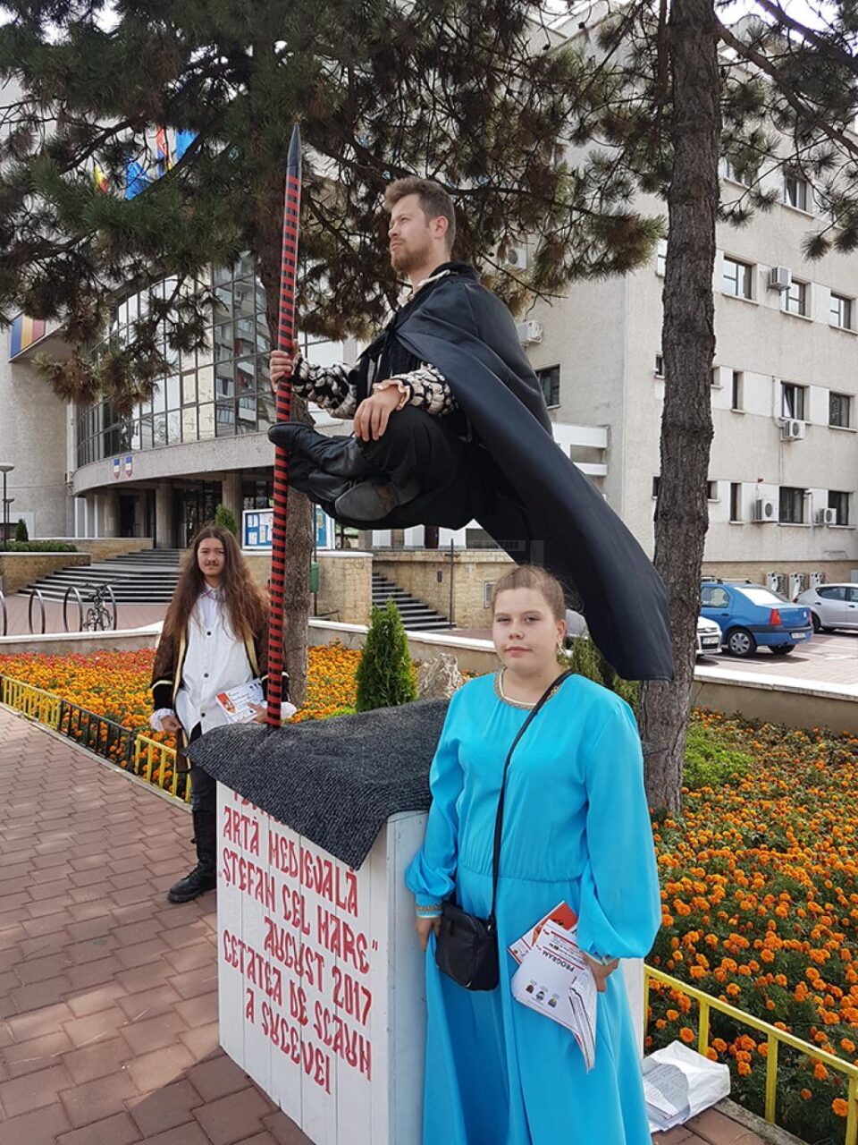 Statuie levitantă în fața Primăriei Suceava