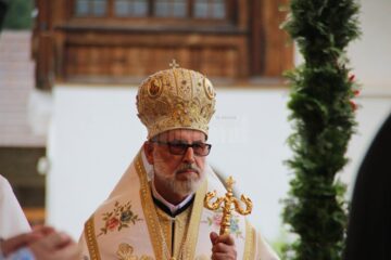 Credincioșii și preoții prezenți la hramul Mănăstirii Putna, îndemnați să se roage pentru încetarea războiului din Siria