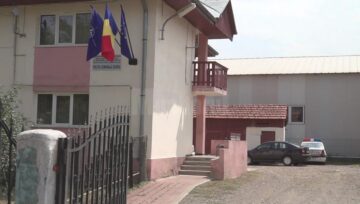 Cauciucurile autospecialei de poliție din Șcheia, tăiate de necunoscuți chiar în curtea sediului instituției