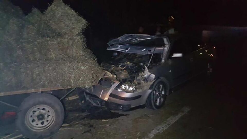 Mașina s-a izbit într-o remorcă cu baloți nesemnalizată