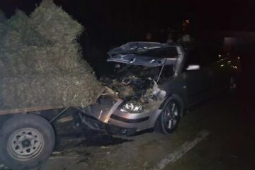 Mașina s-a izbit într-o remorcă cu baloți nesemnalizată