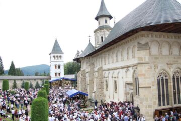 Credincioșii și preoții prezenți la hramul Mănăstirii Putna, îndemnați să se roage pentru încetarea războiului din Siria