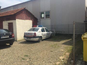 Cauciucurile autospecialei de poliție din Șcheia, tăiate de necunoscuți chiar în curtea sediului instituției