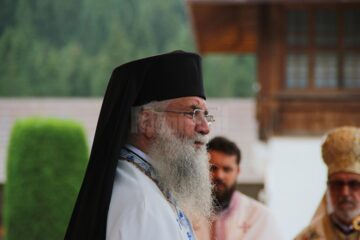 Credincioșii și preoții prezenți la hramul Mănăstirii Putna, îndemnați să se roage pentru încetarea războiului din Siria