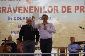 Ioan Pavăl, primarul din Dumbrăveni (dreapta), i-a înmânat lui Vladimir Pustan o biblie albă