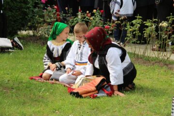 Credincioșii și preoții prezenți la hramul Mănăstirii Putna, îndemnați să se roage pentru încetarea războiului din Siria