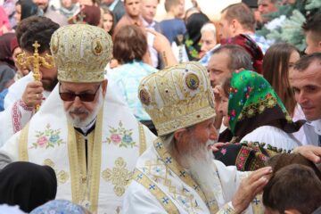 Credincioșii și preoții prezenți la hramul Mănăstirii Putna, îndemnați să se roage pentru încetarea războiului din Siria