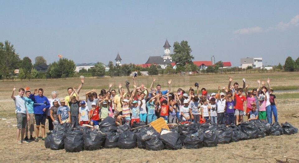 Voluntarii care s-au ocupat de ecologizarea albiei râului