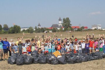 Voluntarii care s-au ocupat de ecologizarea albiei râului