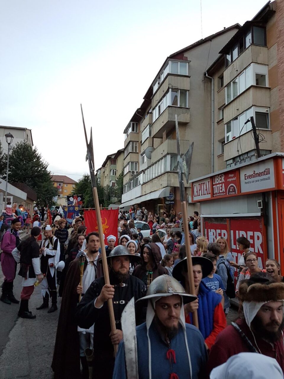 La Suceava a început cea mai mare paradă medievală din țară