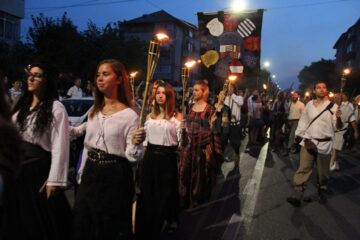 Parada cu făclii a celui mai mare festival medieval din țară, urmărită în stradă de zeci de mii de oameni
