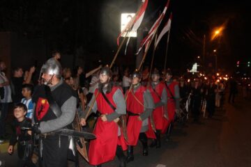 Parada cu făclii a celui mai mare festival medieval din țară, urmărită în stradă de zeci de mii de oameni