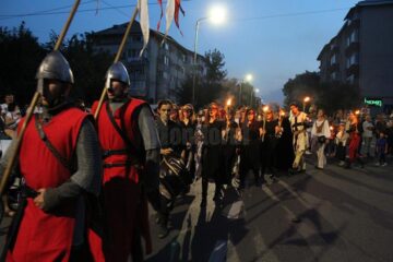 Parada cu făclii a celui mai mare festival medieval din țară, urmărită în stradă de zeci de mii de oameni