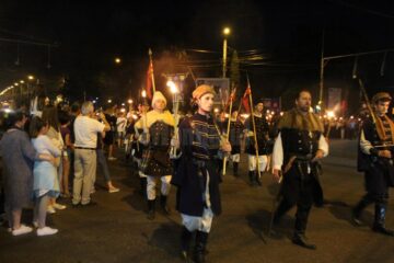 Parada cu făclii a celui mai mare festival medieval din țară, urmărită în stradă de zeci de mii de oameni