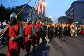 Parada cu făclii a celui mai mare festival medieval din țară, urmărită în stradă de zeci de mii de oameni