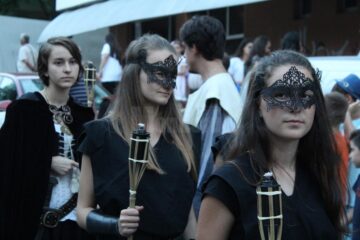 Parada cu făclii a celui mai mare festival medieval din țară, urmărită în stradă de zeci de mii de oameni