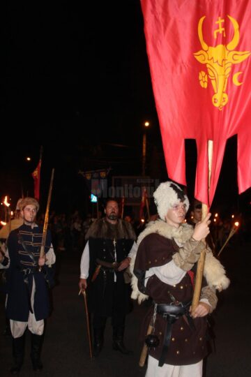 Parada cu făclii a celui mai mare festival medieval din țară, urmărită în stradă de zeci de mii de oameni