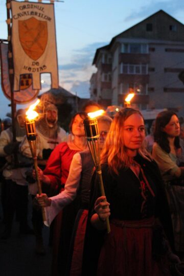 Parada cu făclii a celui mai mare festival medieval din țară, urmărită în stradă de zeci de mii de oameni