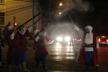 Parada cu făclii a celui mai mare festival medieval din țară, urmărită în stradă de zeci de mii de oameni