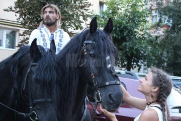 Parada cu făclii a celui mai mare festival medieval din țară, urmărită în stradă de zeci de mii de oameni