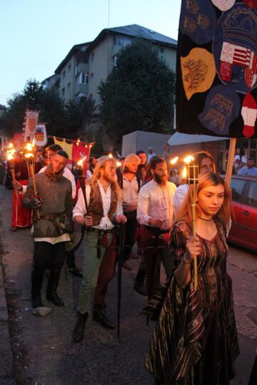 Parada cu făclii a celui mai mare festival medieval din țară, urmărită în stradă de zeci de mii de oameni