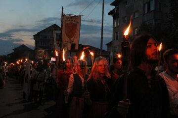 Parada cu făclii a Festivalului de Artă Medievală „Ștefan cel Mare” Suceava - cea mai mare paradă medievală din România