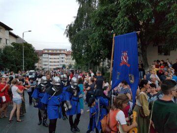 Parada cu făclii a celui mai mare festival medieval din țară, urmărită în stradă de zeci de mii de oameni