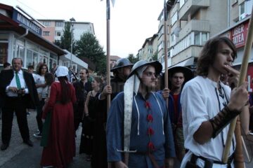 Parada cu făclii a celui mai mare festival medieval din țară, urmărită în stradă de zeci de mii de oameni