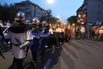 Parada cu făclii a celui mai mare festival medieval din țară, urmărită în stradă de zeci de mii de oameni