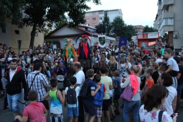 Parada cu făclii a celui mai mare festival medieval din țară, urmărită în stradă de zeci de mii de oameni
