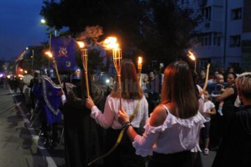 Parada cu făclii a celui mai mare festival medieval din țară, urmărită în stradă de zeci de mii de oameni