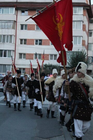 Parada cu făclii a celui mai mare festival medieval din țară, urmărită în stradă de zeci de mii de oameni