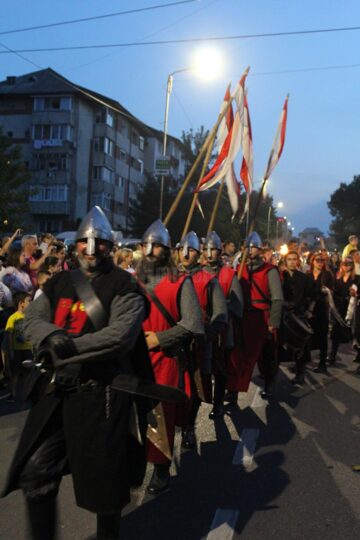 Parada cu făclii a celui mai mare festival medieval din țară, urmărită în stradă de zeci de mii de oameni