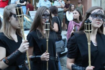 Parada cu făclii a celui mai mare festival medieval din țară, urmărită în stradă de zeci de mii de oameni