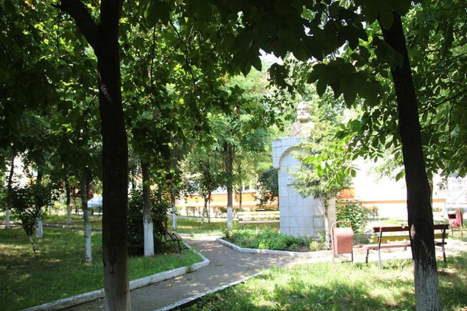 Discuții aprinse pe tema construirii unei grădinițe în curtea Școlii Nr. 9 din Obcini
