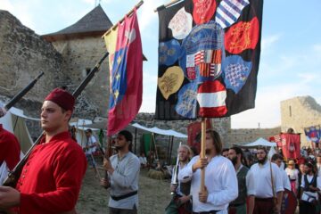 Cel mai mare festival medieval din România, deschis oficial, cu salve de tun și binecuvântarea lui Ștefan cel Mare
