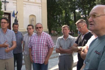 Instructorii auto independenți au protestat în fața Prefecturii Suceava