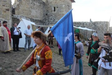 Cel mai mare festival medieval din România, deschis oficial, cu salve de tun și binecuvântarea lui Ștefan cel Mare