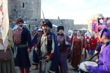 Parada trupelor medievale prin fața marelui voievod moldovean