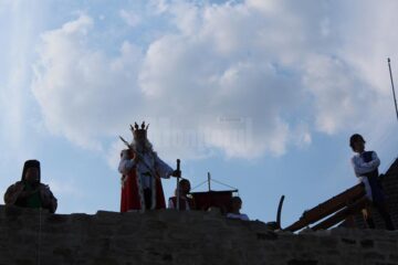 Cel mai mare festival medieval din România, deschis oficial, cu salve de tun și binecuvântarea lui Ștefan cel Mare