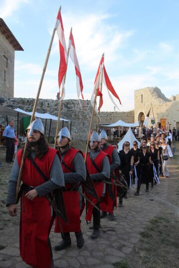 Cel mai mare festival medieval din România, deschis oficial, cu salve de tun și binecuvântarea lui Ștefan cel Mare