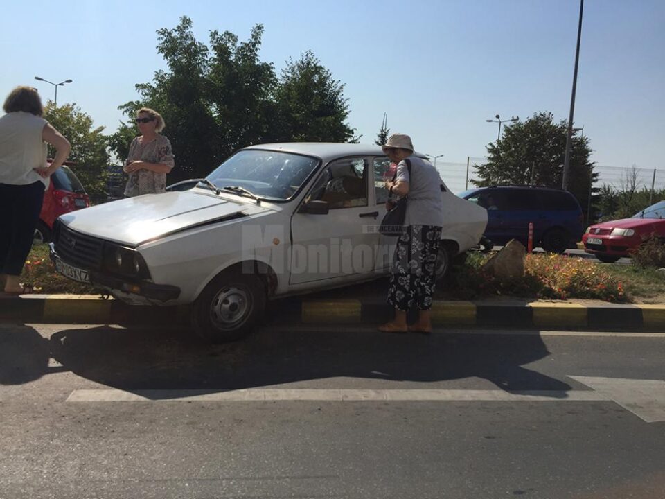 Autoturismul Dacia a fost proiectat în scuarul de pe mijlocul drumului, după ce unul dintre șoferi a observat târziu stâlpii separatori