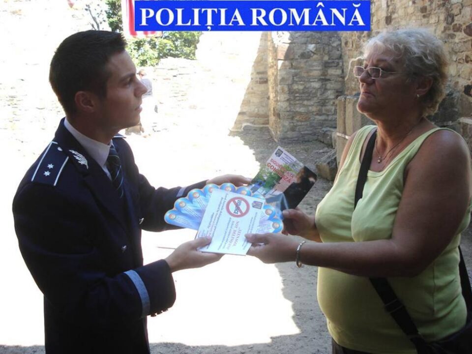 Polițiștii au fost distribuit peste 1.000 de materiale preventive