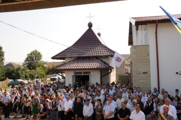 Credincioși la slujba de sfințire a spitalului din Dolhasca