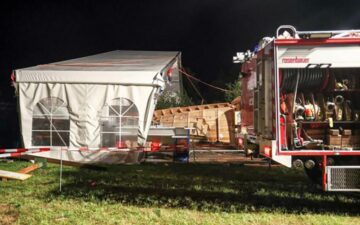 O suceveancă de 19 ani a murit după prăbușirea unui cort în care erau 700 de persoane, în Austria foto EPA