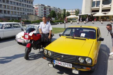 Paradă cu mașini retro încântătoare în centrul Sucevei