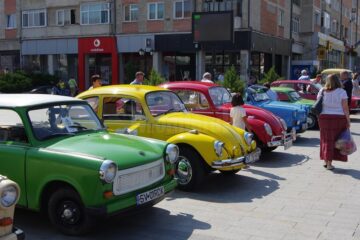 Paradă cu mașini retro încântătoare în centrul Sucevei